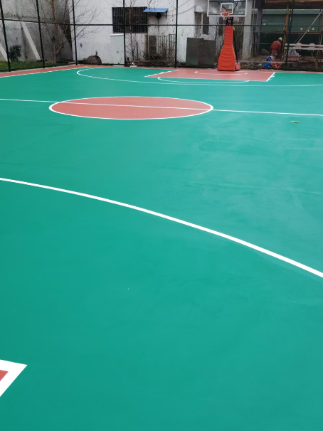 华容 球场长期使用易出现地面开裂